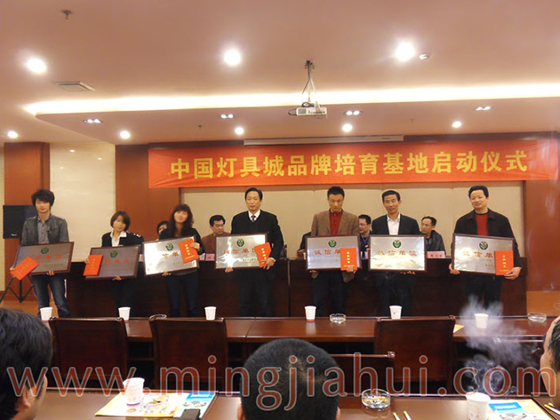 常州鄒區(qū)工商分局為名家匯頒常州誠信單位獎(jiǎng)